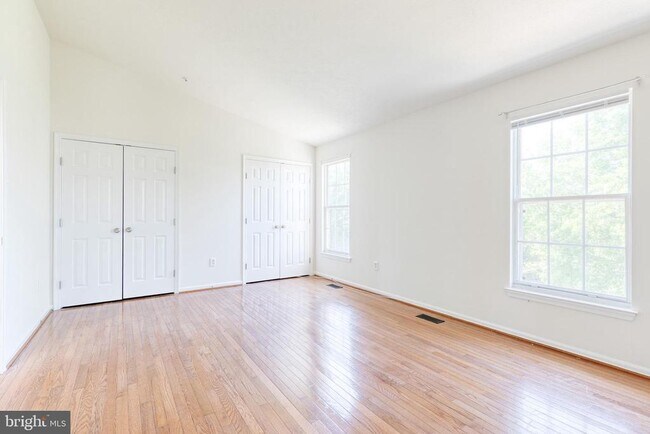 Building Photo - 6 Sandview Ct