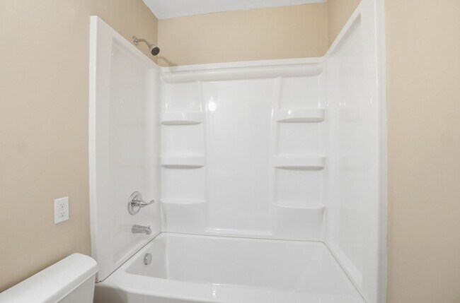 Building Photo - Three Bedroom Home with Great Outdoor Entertainment Space!