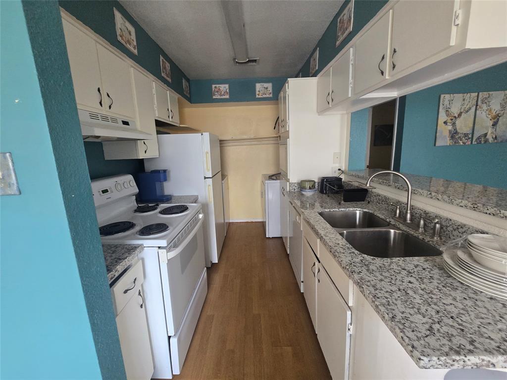 Building Photo - 2626 Holly Hall St