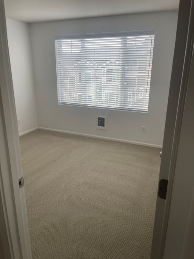 Building Photo - 3bd/2.5ba Lynnwood Townhome