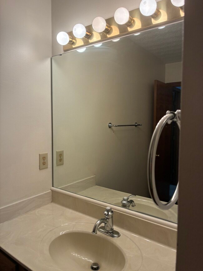 Building Photo - 995 Wren Ct