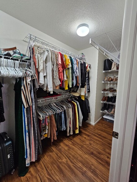 Building Photo - 9585 Castle Oaks Dr