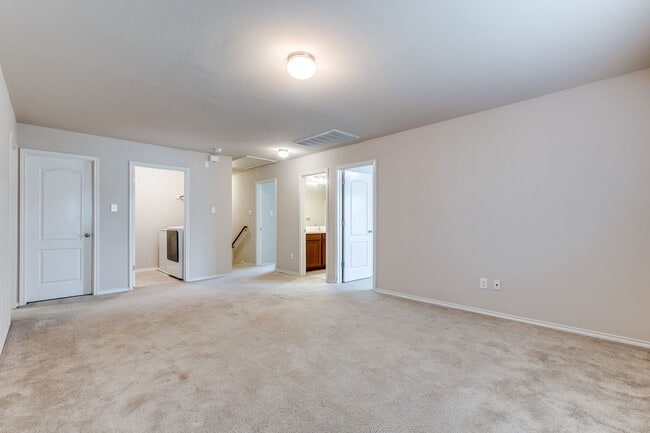 Building Photo - BEAUTIFUL 3-BEDROOM HOME NEAR MEDICAL CENTER