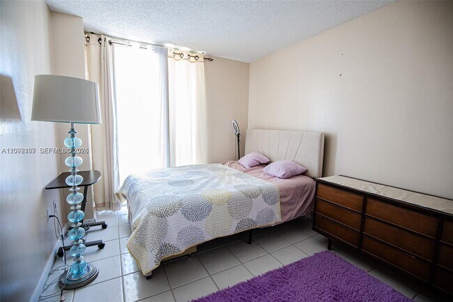 Building Photo - 3701 N Country Club Dr