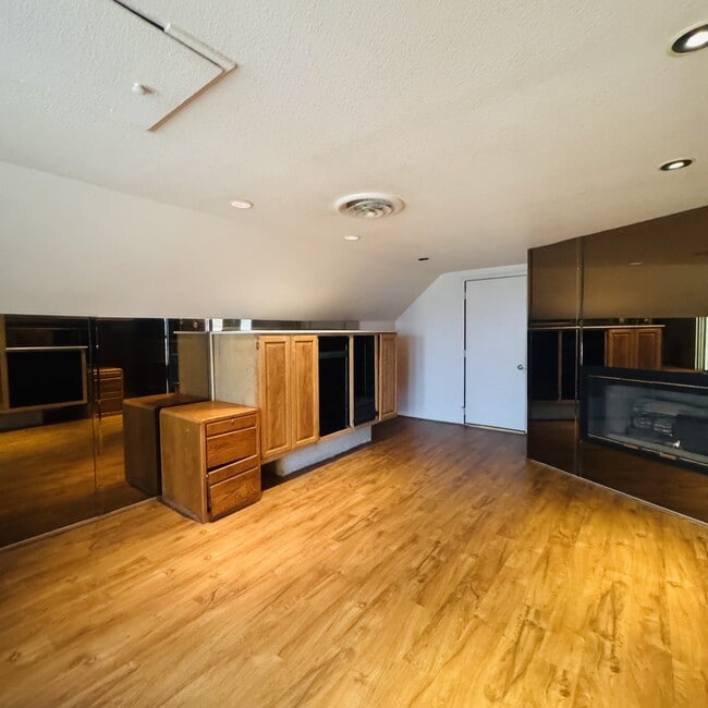 Building Photo - 3175 Sandalwood Dr