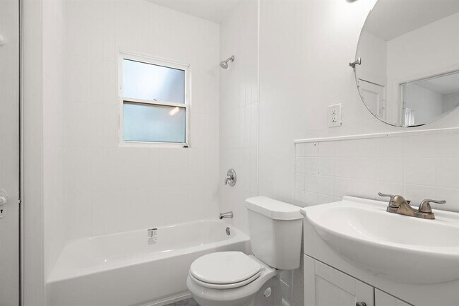 Building Photo - 1301 Sloan St