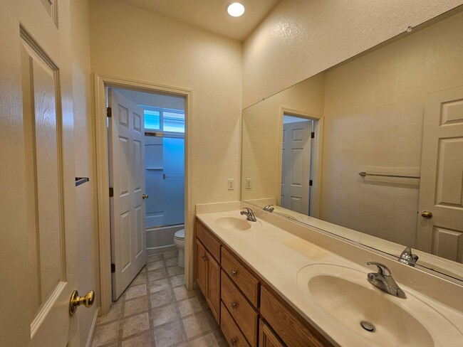 Building Photo - Single story home in Sylvan School District!