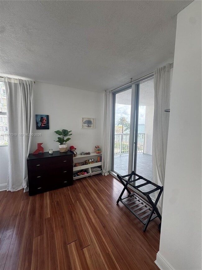 Building Photo - 1420 Brickell Bay Dr