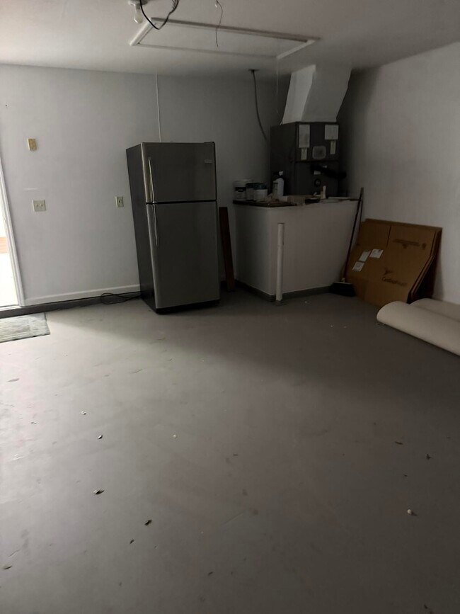 Building Photo - 137 SW Meade Cir