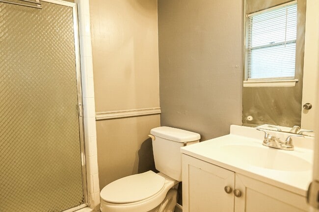 Building Photo - 209 Royal Dr