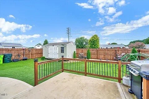 Building Photo - Room in House on Boomer St