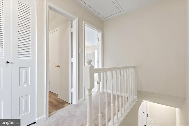 Building Photo - 107 St Charles Square