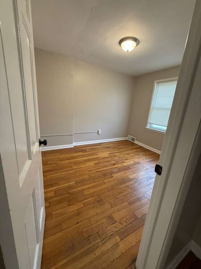 Building Photo - Beautiful updated townhome