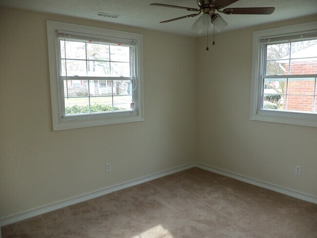 Building Photo - 4 Bedroom Single Family Home in Hampton