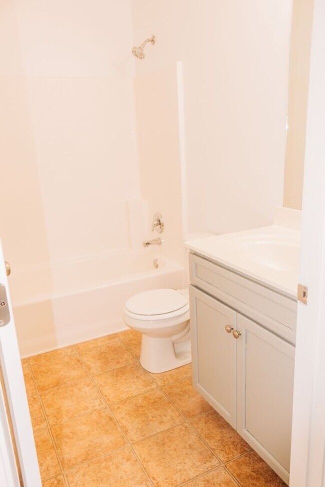 Building Photo - 3 BR/ 2.5 BA Townhome in Somerset Springs ...