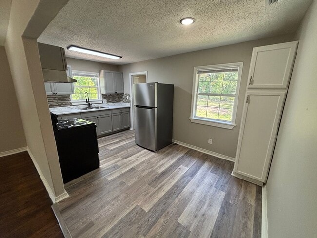 Building Photo - Stylish Renovated 3-Bedroom Gem in Prime T...