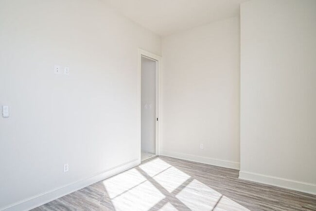 Building Photo - Luxury 3 bedroom, 3.5 Bath, 2 Car Garage Townhome