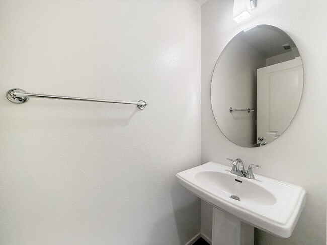 Building Photo - Great 2B/2.5BA Townhome in Escondido!