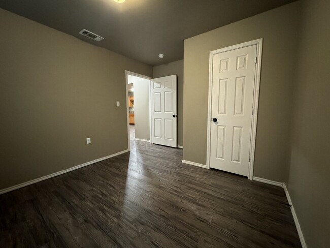 Building Photo - "Charming 3-Bedroom Duplex!"