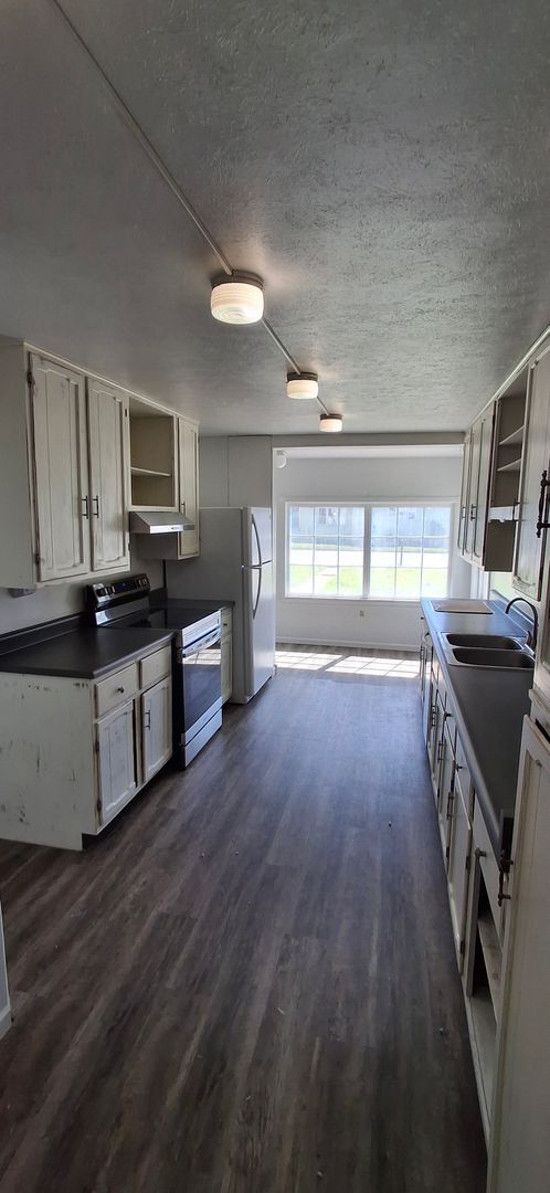 Building Photo - Spacious 4 Bedroom Stand Alone Home Near t...