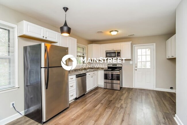 Building Photo - 3 Bedroom Pet-Friendly Home in Charlotte, NC with Main Street Renewal