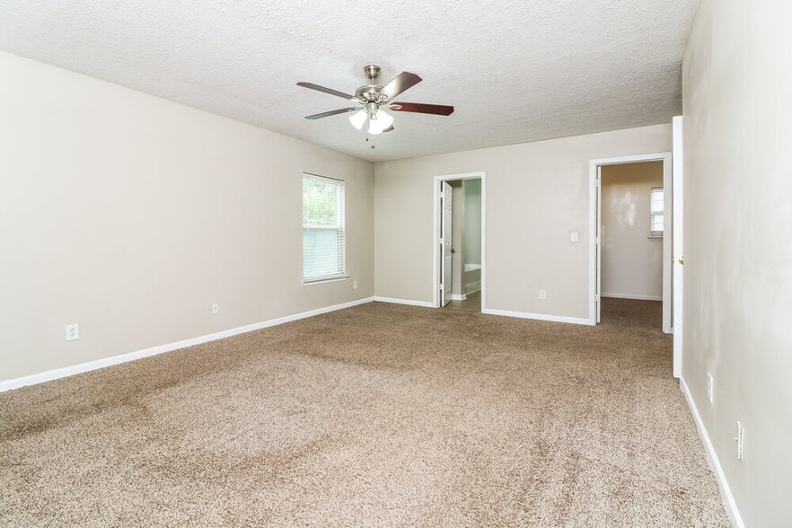 Building Photo - 130 Sugar Berry Pl
