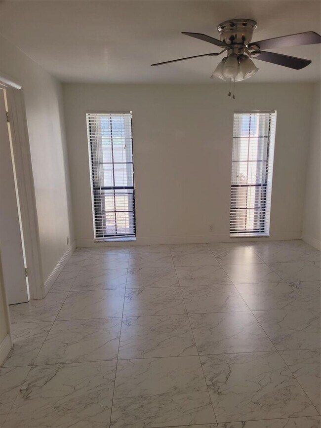 Building Photo - 770 NE 38th St