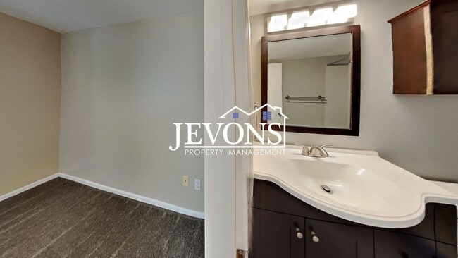 Building Photo - Stunning property in the heart of Seattle ...
