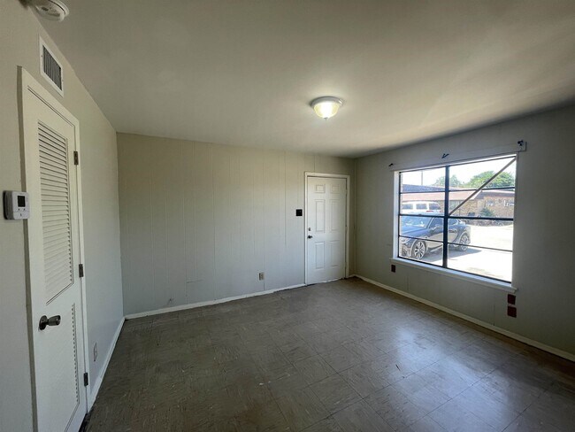 Building Photo - 705 Bustamante St