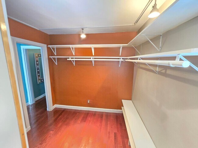 Building Photo - Beautiful 2 Bedroom 1.5 Bathrooms Patterson Park