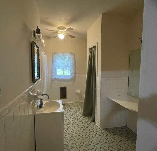 Building Photo - Spacious 3 Bedroom 1 Bath home with large storage building on a beautiful lot