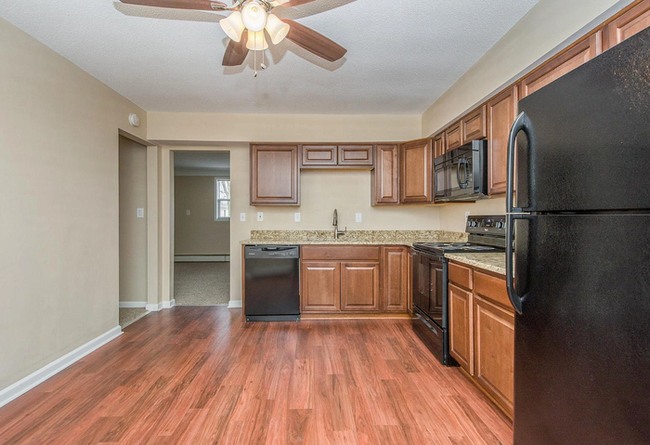 Building Photo - Spacious 3 Bedroom Garden Level Duplex