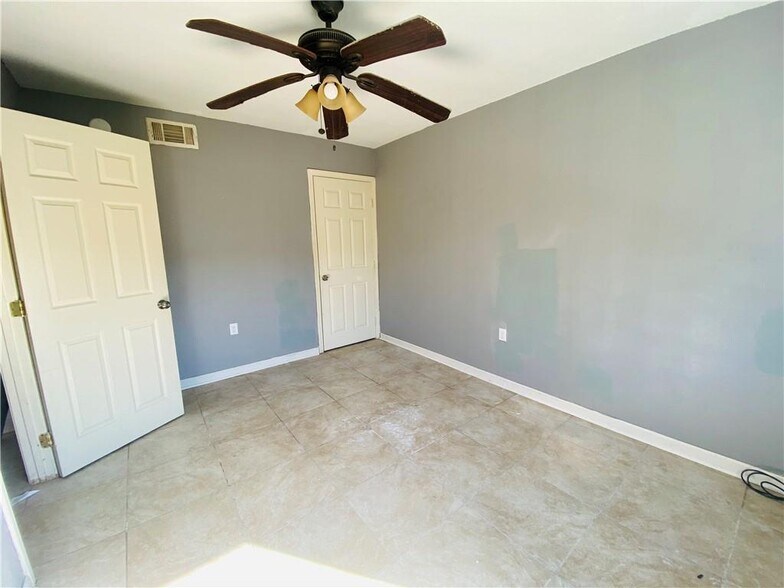 Building Photo - 932 Lamanche St