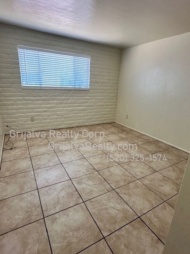 Building Photo - 2614 N Winstel Blvd