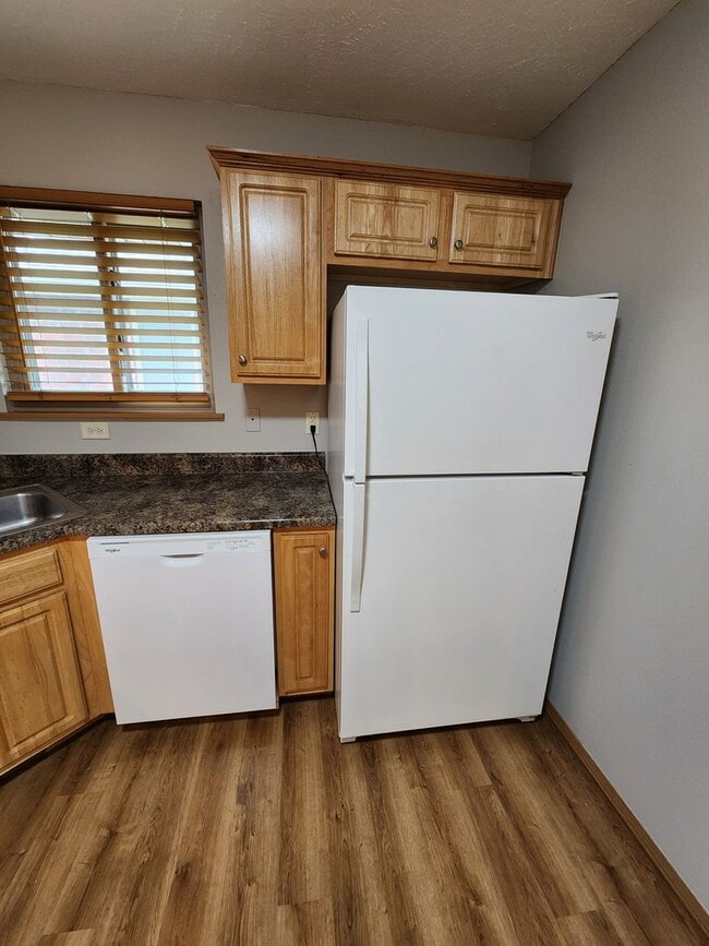 Building Photo - Spacious 2-Bedroom, 2-Bathroom Home AVAILABLE NOW!!