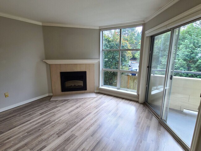 Building Photo - 2Bd/2Ba Spacious Bellevue Condo - W/S/G & ...