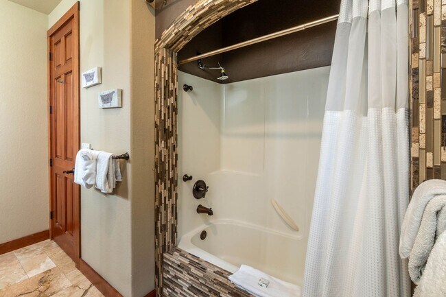 Building Photo - Large spectacular home with all the bells and whistles