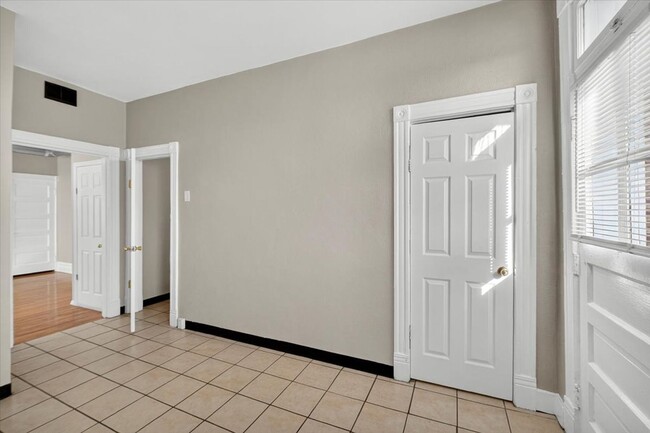 Building Photo - South Side Star