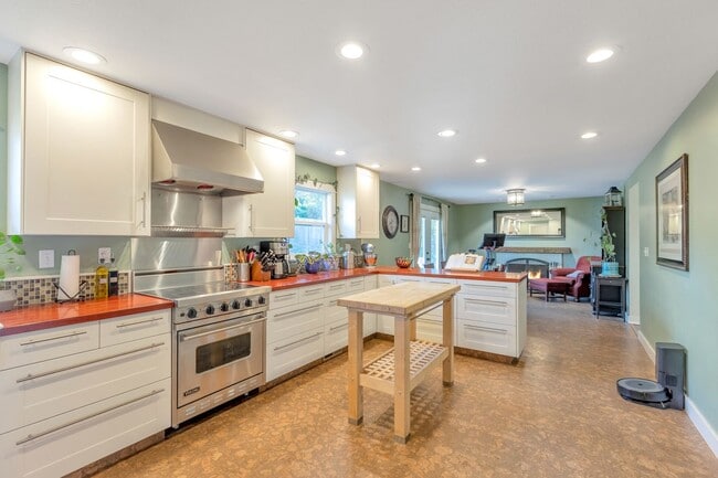 Building Photo - Wonderfully Updated Ranch Home in Bethany near Rock Creek, Westview High School and Sommerset W. ...