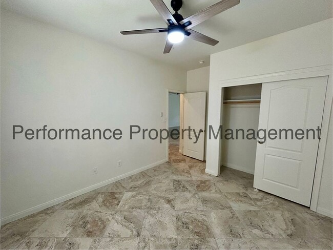 Building Photo - Spacious 4 Bed/2 Bath Home in SW Bakersfie...
