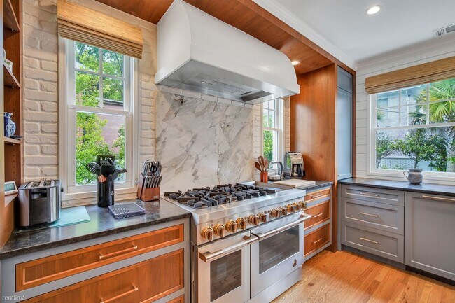 Building Photo - 4 br, 3.5 bath House - 44 E 45th St