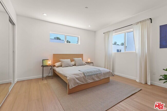 Building Photo - 621 1/2 N Mariposa Ave