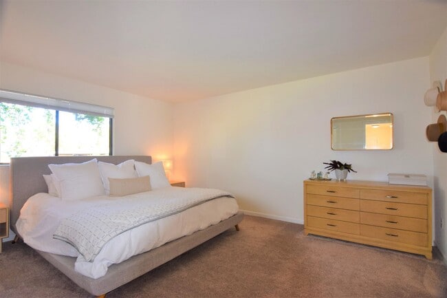 Building Photo - Beautiful 4bd/ 2.5 ba House