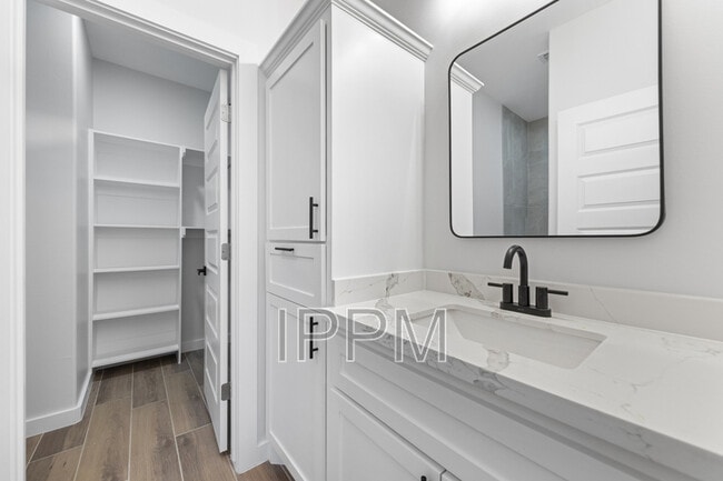 Building Photo - 318 W New Hampshire St