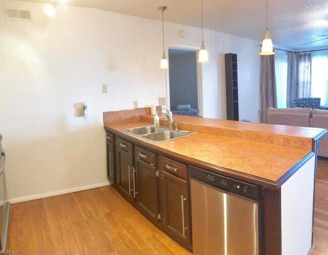 Building Photo - 545 Pier Ct