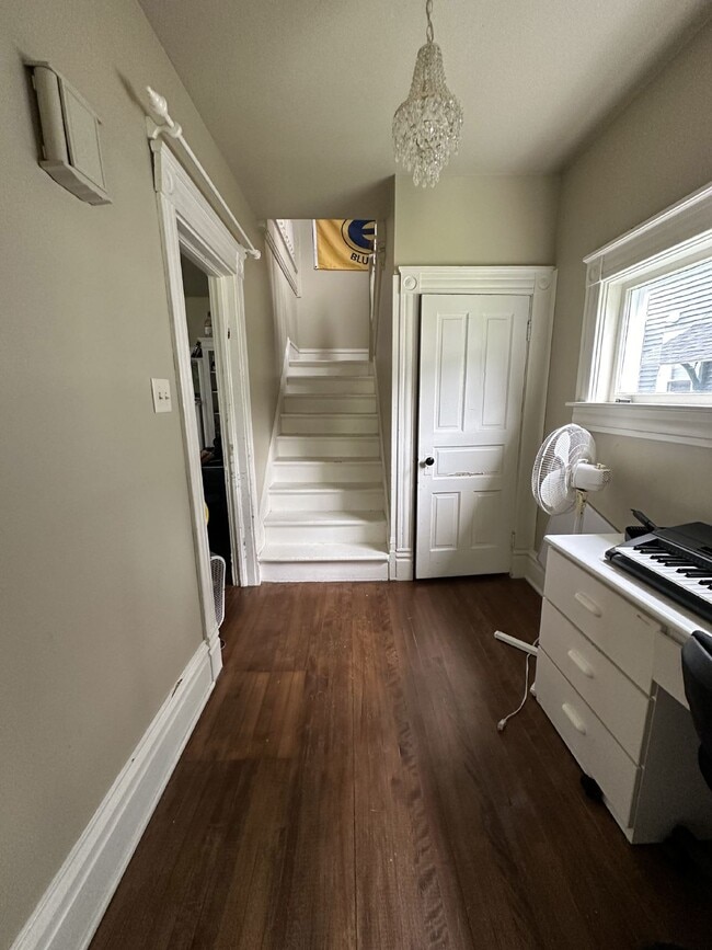 Building Photo - Amazing 4 Bed 1 Bath close to UWEC!