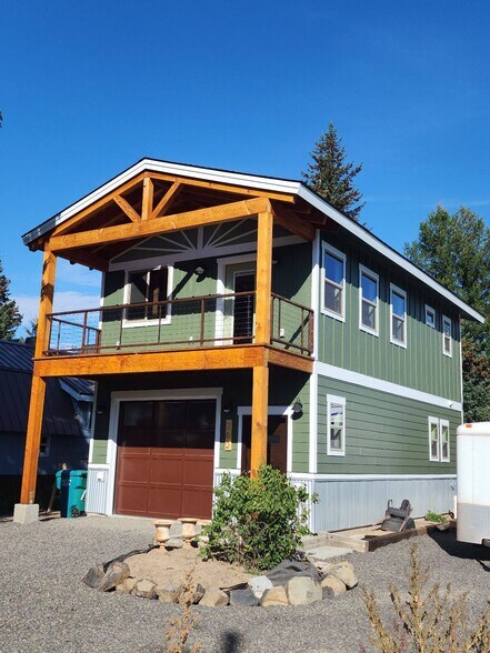 Lil' Green Cabin - 260 Halferty St