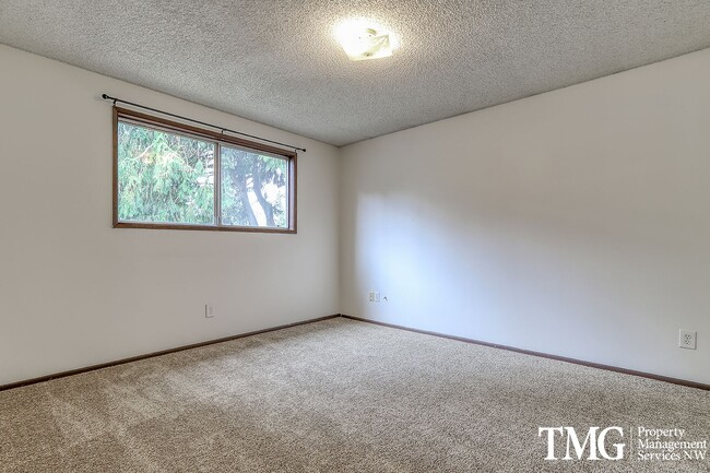 Building Photo - New Carpet & Fresh Paint, Dog Friendly!!