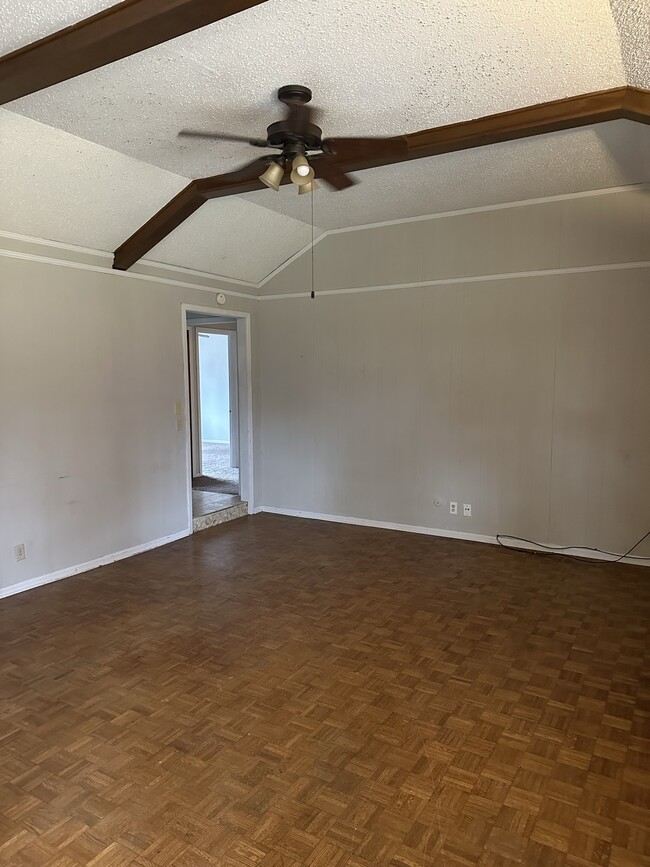 Building Photo - 6722 E 75th St S