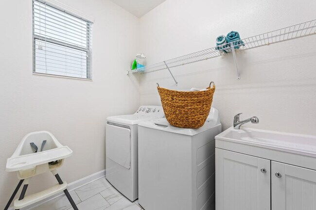 Building Photo - 4736 Sleepy Hollow Dr